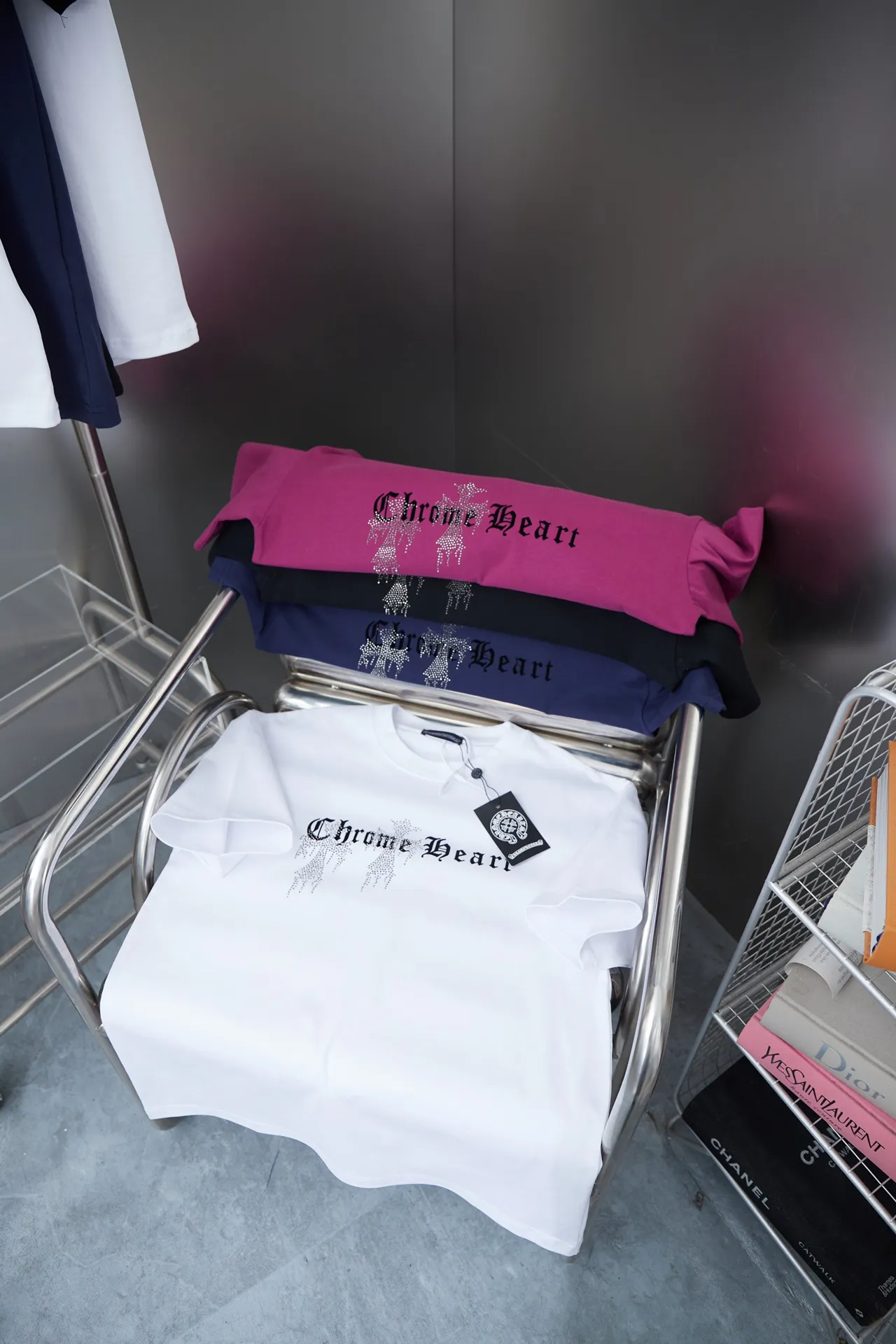 🅿️200 Chrome Hearte 25SS early spring new style, flocking printed hot diamond short sleeves, light luxury, essential item for daily commuting for men and women, correct version, welcome to compare, detailed features · 280 grams of 100% pure cotton double yarn jersey fabric · Special thickened 32 pieces of double-strand 1X1 thread in the same vat custom dyeing · Three-dimensional flocking pattern ➕Imported Australian matte pearl diamonds · Double needle stitching and cross-stitch technology · Original main mark, washed tag, brand moisture-proof paper packaging Color: black/white/blue/burgundy Size: S/M/L/XL